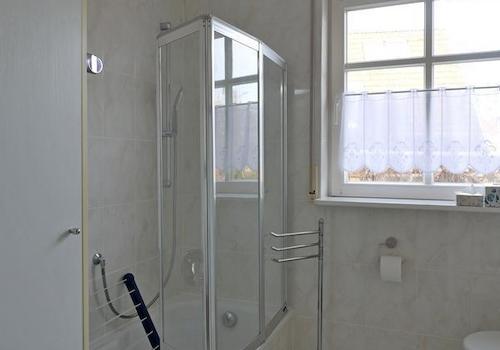 Bad-Einbauschrank und Wanne