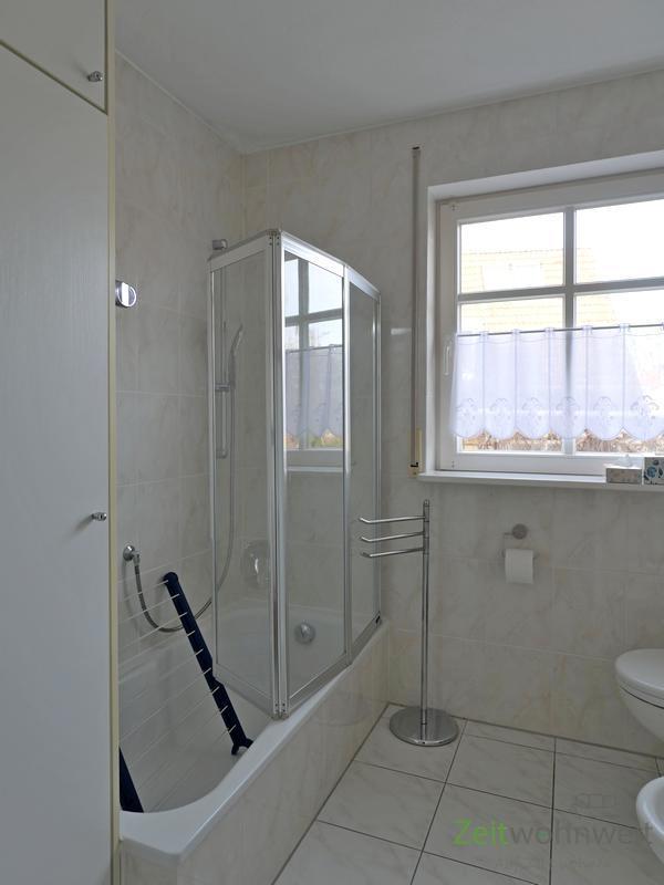 Bad-Einbauschrank und Wanne