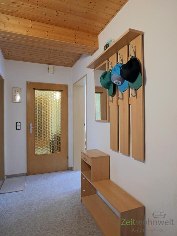 Wohnungsflur mit Garderobe