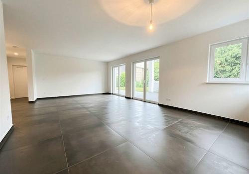 Wohnzimmer mit offener Küche