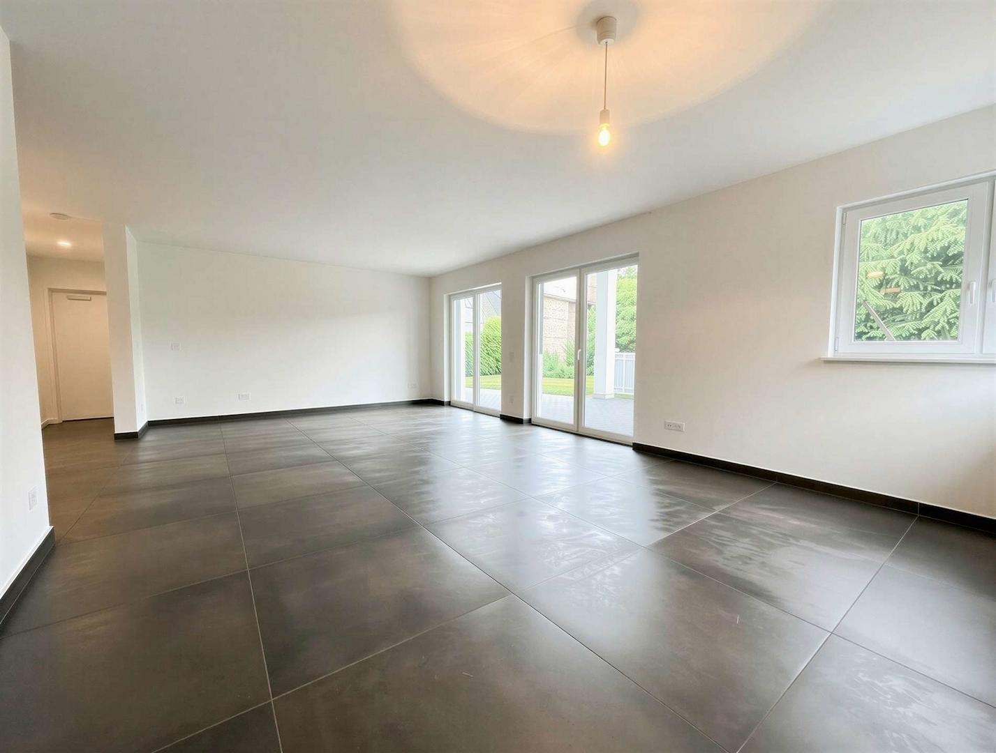 Wohnzimmer mit offener Küche