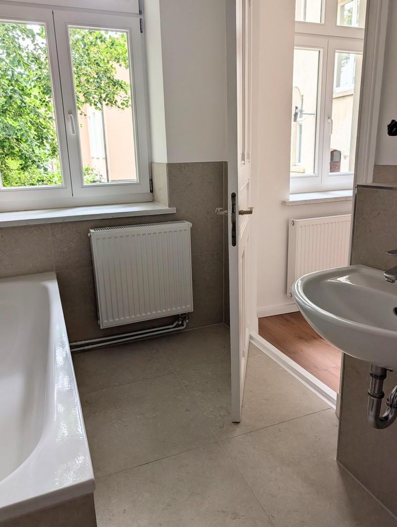 Modernes Bad mit Fenster