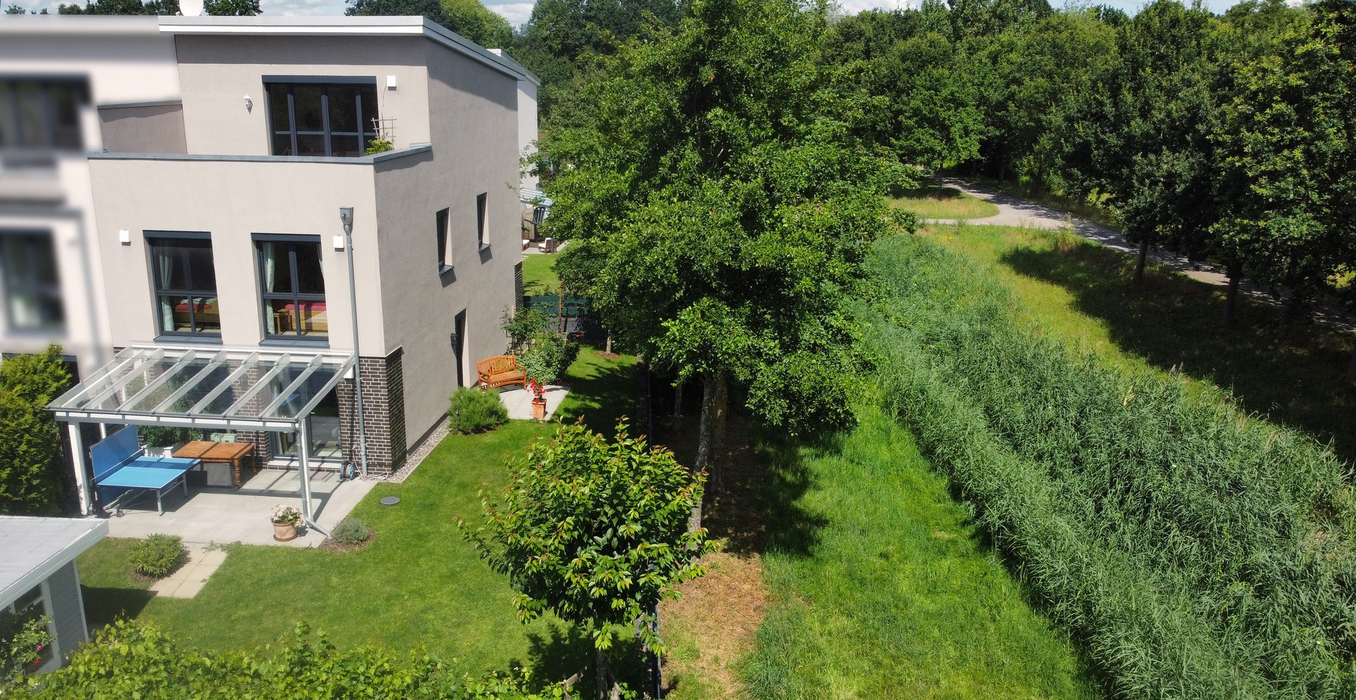 Haus, Garten und Allee