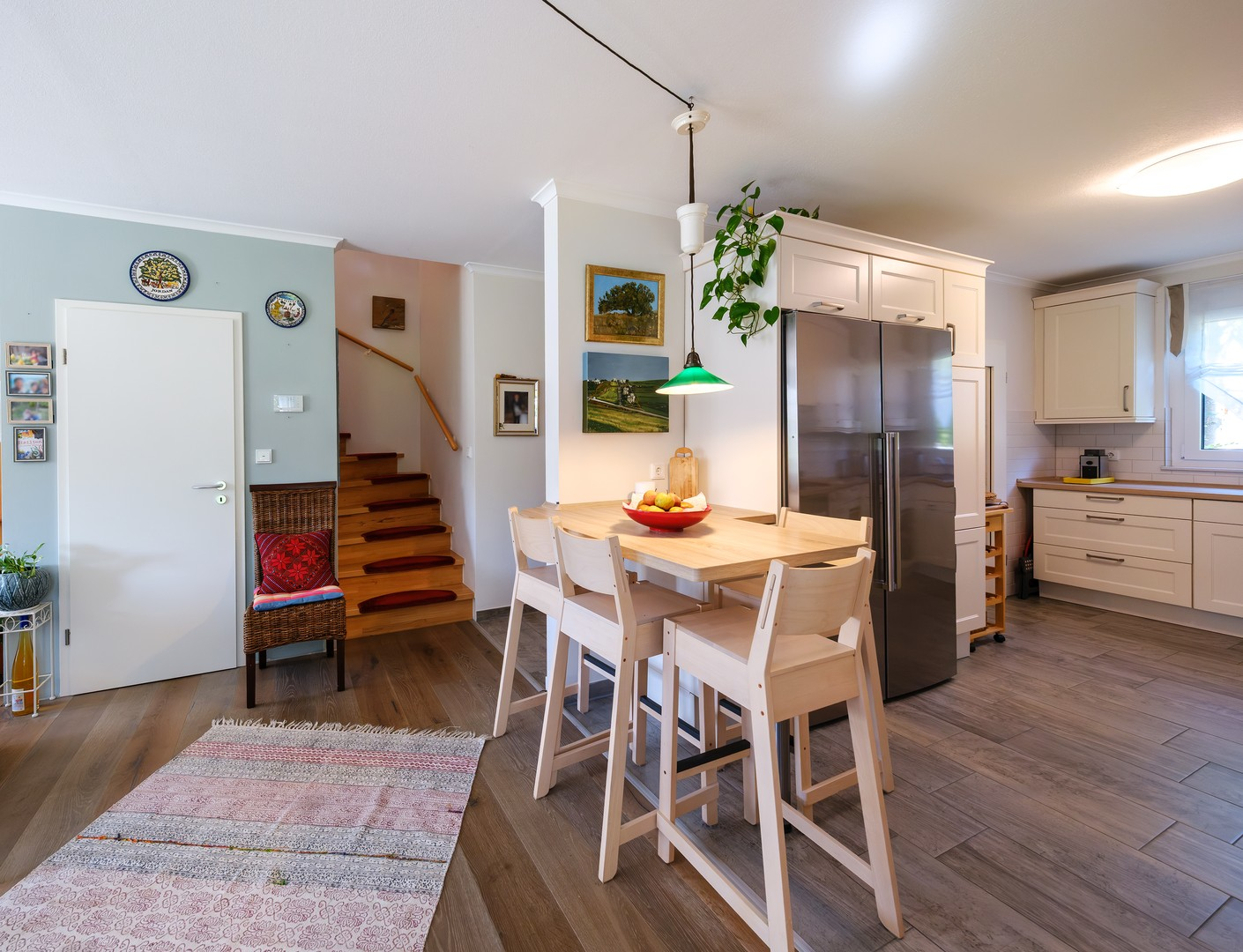 Küche mit Theke und Stauraum
