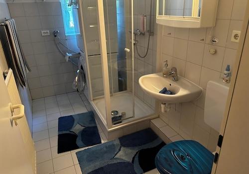 Tageslichtbad mit Dusche und WC