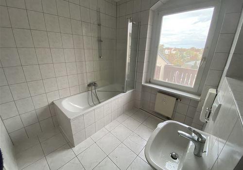 Tageslichtbad mit Wanne