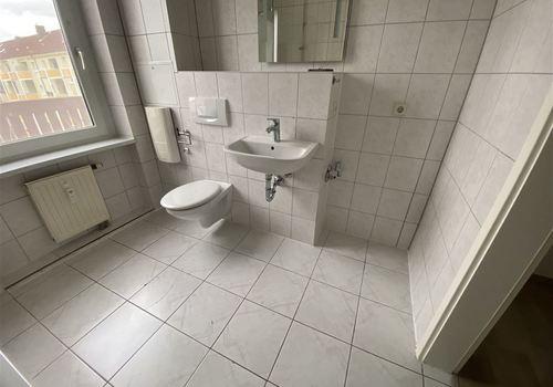 Waschmaschienenanschluss neben dem Waschbecken