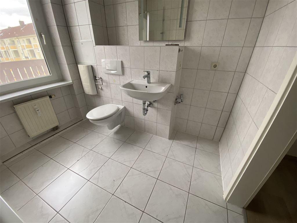 Waschmaschienenanschluss neben dem Waschbecken