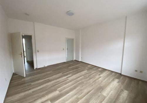 Blick vom Zimmer zum Flur und Küchenzugang