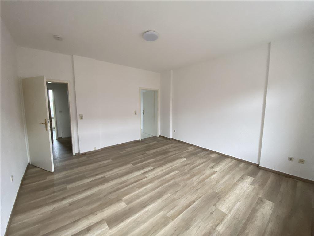 Blick vom Zimmer zum Flur und Küchenzugang