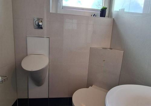 WC mit Urinal und Fenster