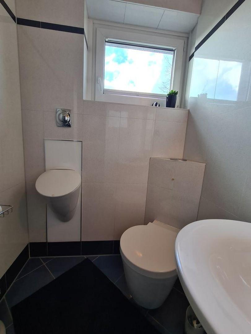 WC mit Urinal und Fenster