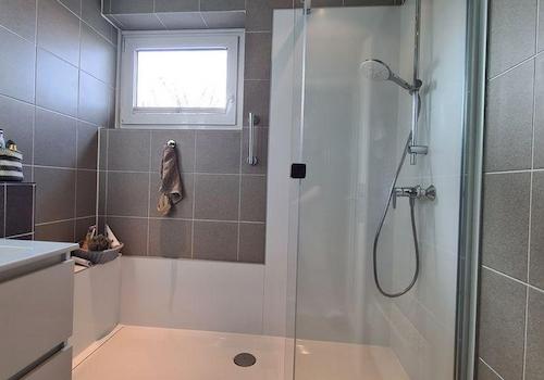 Dusche mit Schiebetür