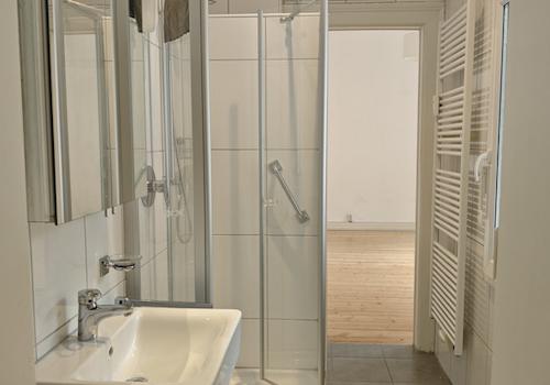 modernes TL Bad mit Dusche