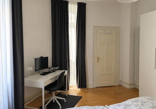 Schlafzimmer mit Balkonzugang