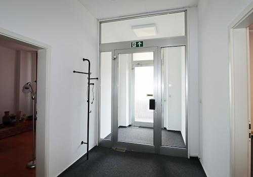 Eingang zum Büro im EG
