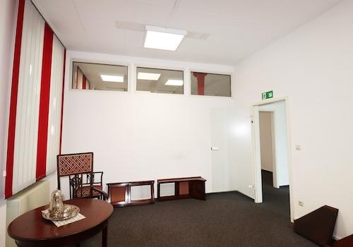 Büro im EG (rechts )