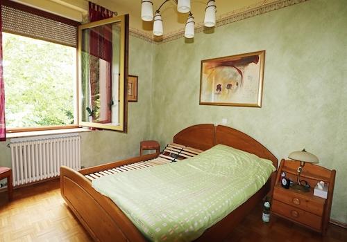 Schlafzimmer der Wohnung im OG links