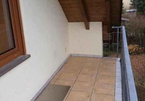 großer überdachter Balkon