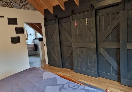 Schlafzimmer oben mit Dusche