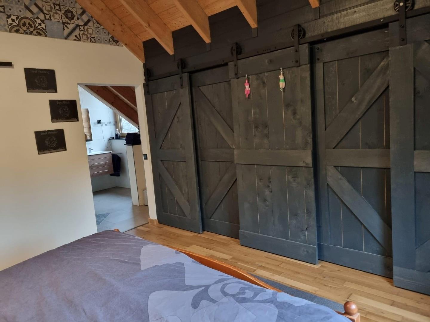 Schlafzimmer oben mit Dusche