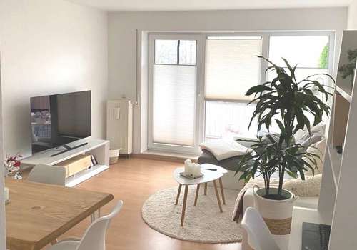 Wohnzimmer mit Balkon 
