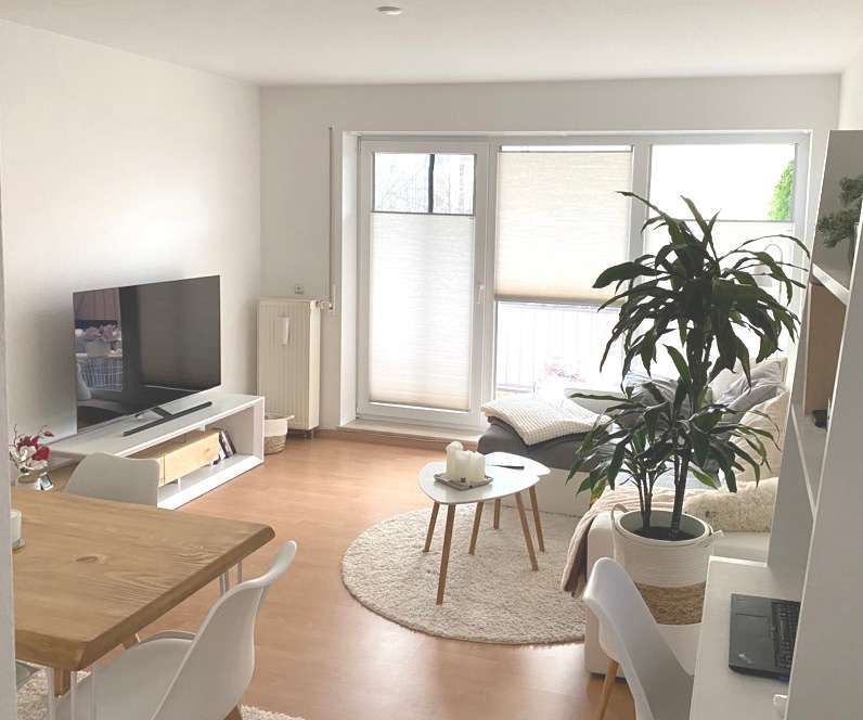 Wohnzimmer mit Balkon 