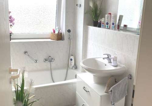 Tageslichtbad mit Badewanne 
