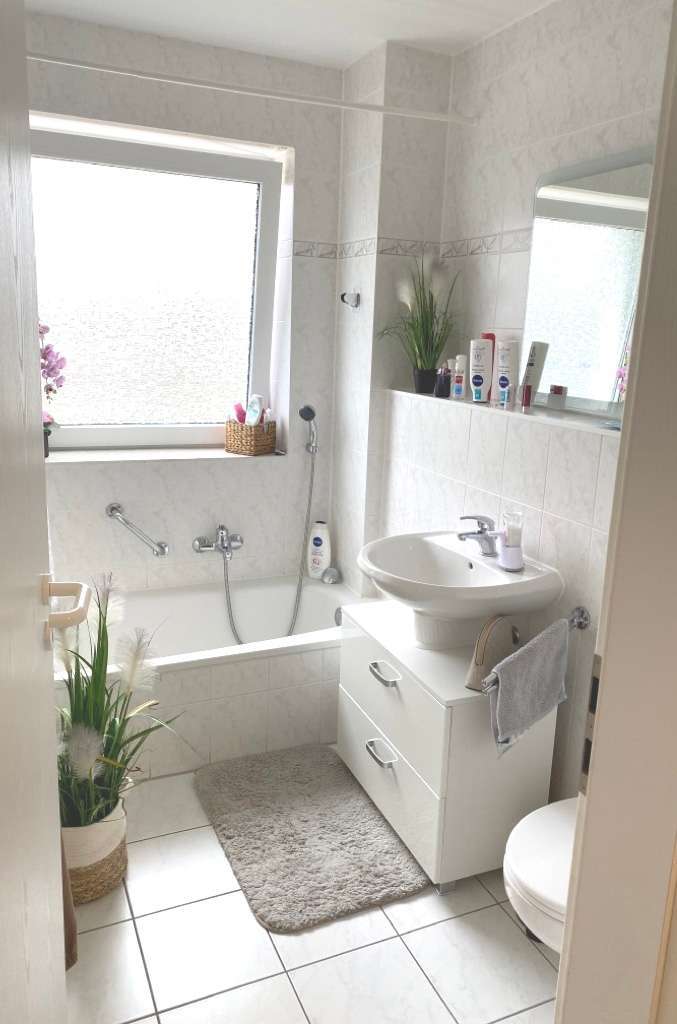 Tageslichtbad mit Badewanne 