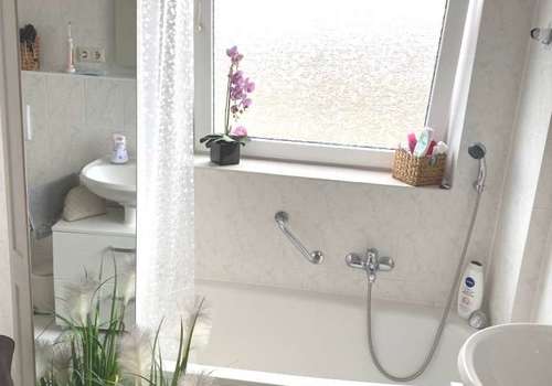 Tageslichtbad mit Badewanne 