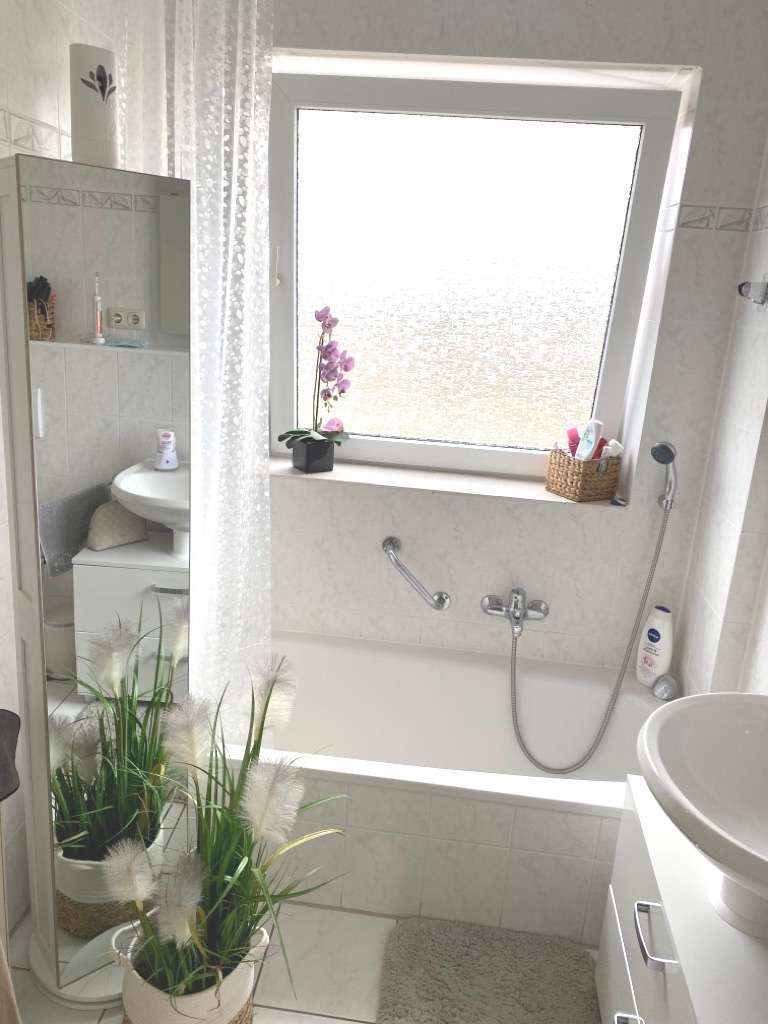 Tageslichtbad mit Badewanne 