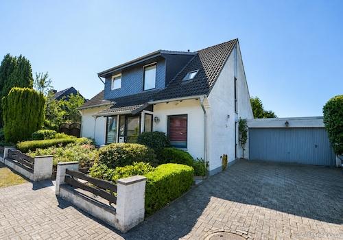 Ansicht mit Garage
