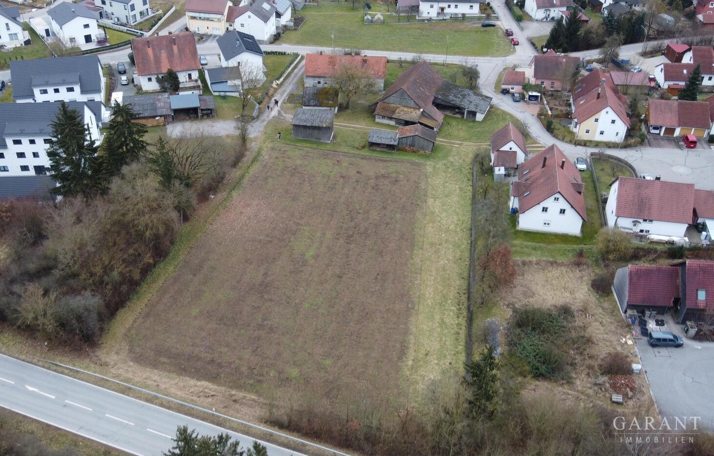 Gesamtfläche mit rückzubauenden landwirt. Gebäuden