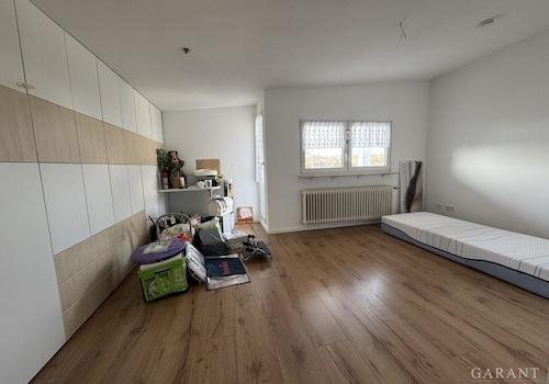 Studio mit Einbauschrank im DG