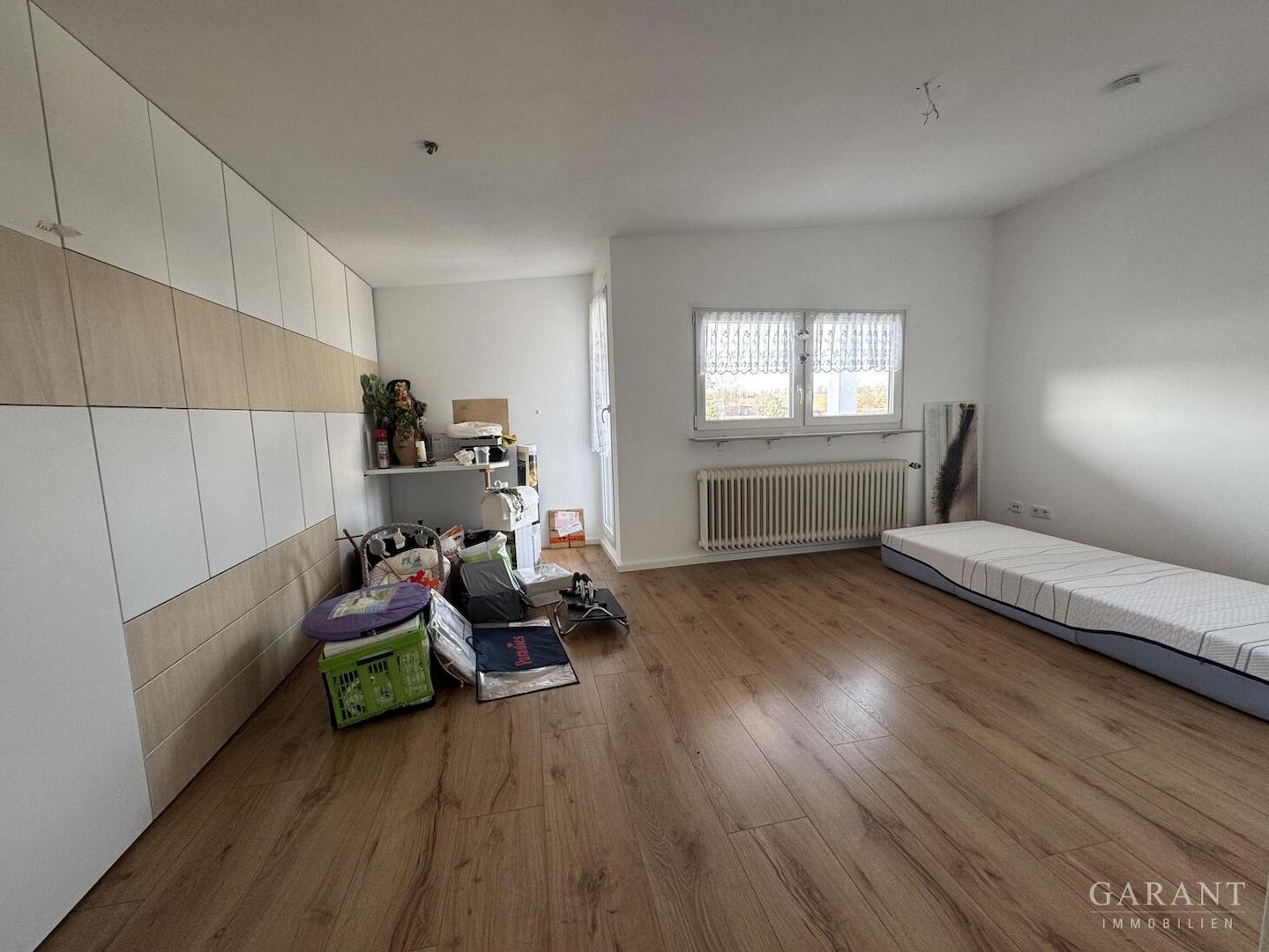 Studio mit Einbauschrank im DG