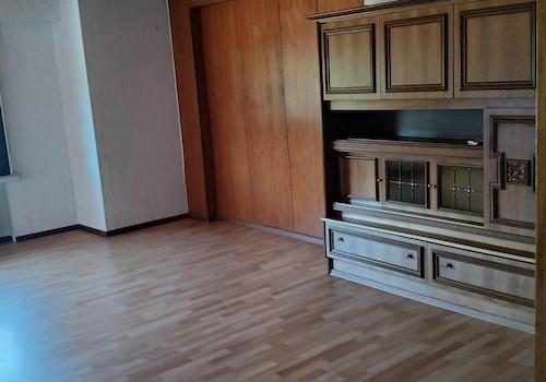 Wohnzimmer mit gutem Schrank