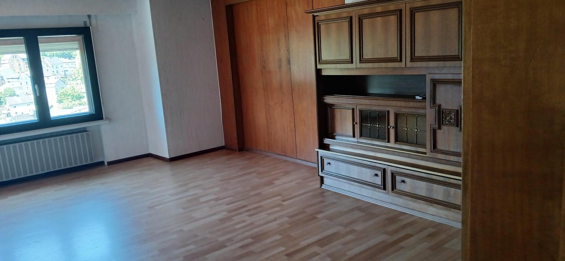 Wohnzimmer mit gutem Schrank