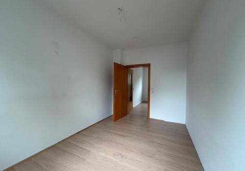 Zimmer 2 Blick zur Tür