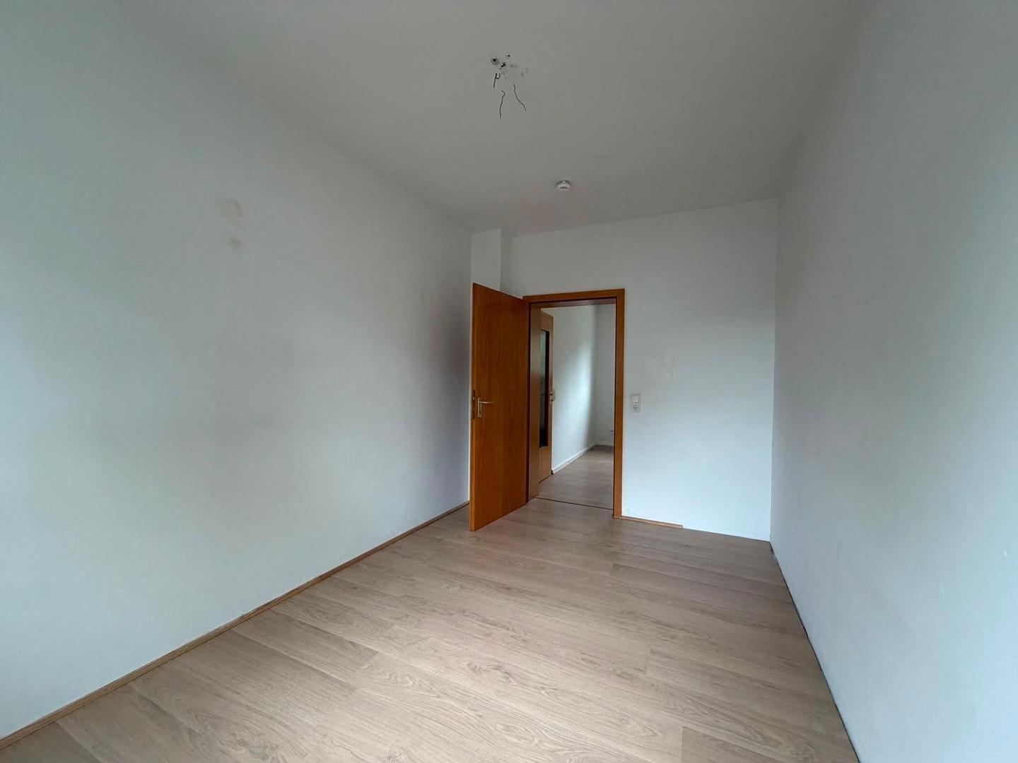 Zimmer 2 Blick zur Tür