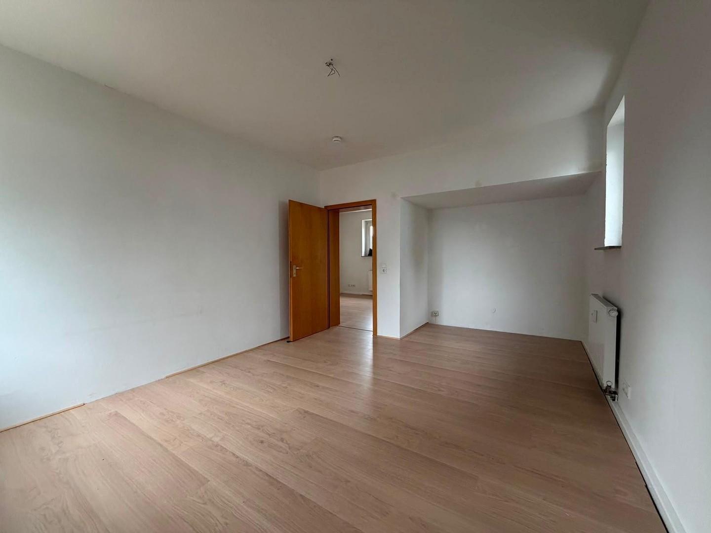 Zimmer 3 Blick zur Tür