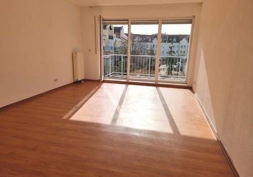 Wohnzimmer mit Balkon 