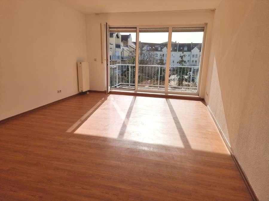 Wohnzimmer mit Balkon 