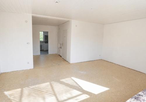 Blick vom Balkon zurück ins Wohnzimmer