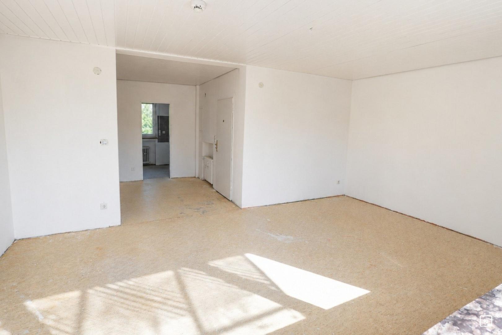 Blick vom Balkon zurück ins Wohnzimmer