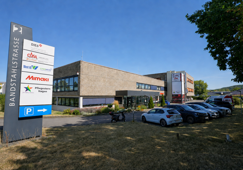 Zufahrt zum Bürohaus in guter Sichtlage