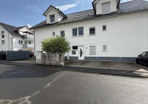 Straßenansicht und Hauseingang