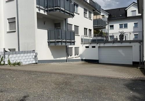 Tiefgarageneinfahrt und Balkon