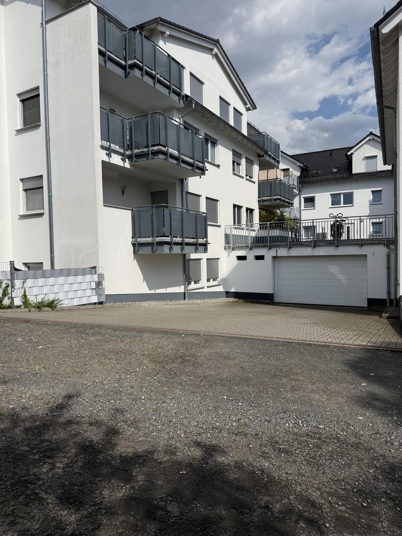 Tiefgarageneinfahrt und Balkon