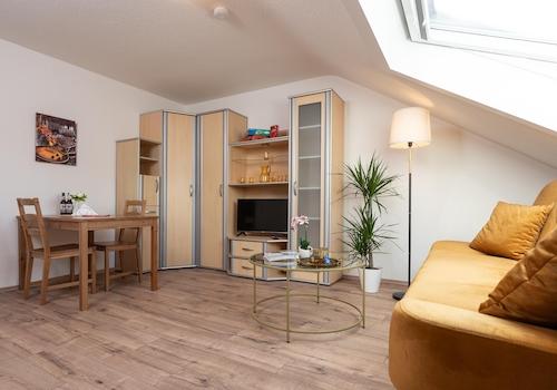 Wohnzimmer mit Schlafsofa