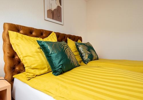 Schlafzimmer mit Boxspringbett